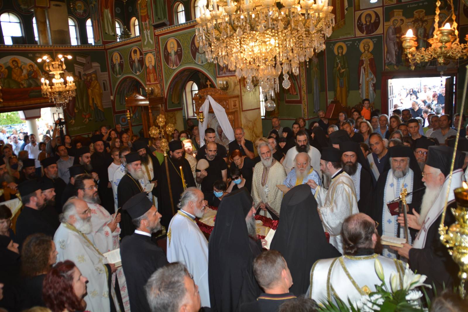 Μια λαοθάλασσα πιστών προέπεμψε στην αιωνιότητα το πνευματικό παιδί του Αγίου Βησσαρίωνος του Αγαθωνίτη