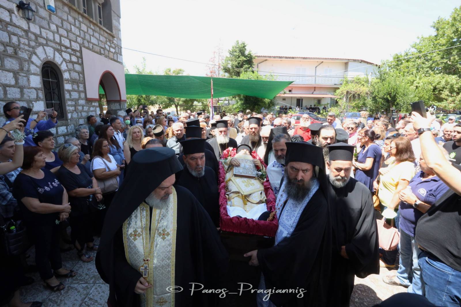 Μια λαοθάλασσα πιστών προέπεμψε στην αιωνιότητα το πνευματικό παιδί του Αγίου Βησσαρίωνος του Αγαθωνίτη