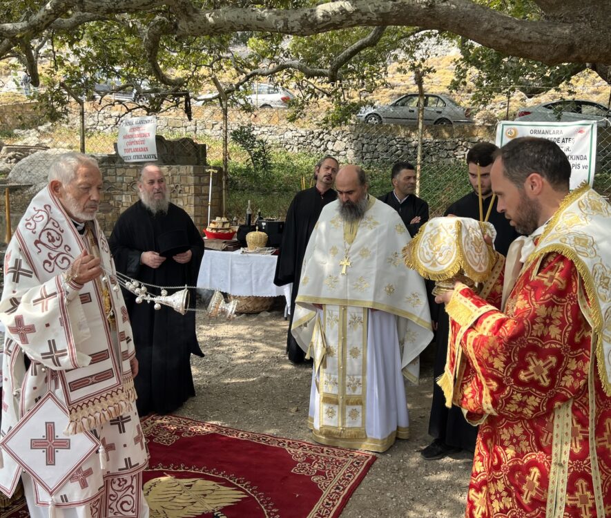 Ο Οικουμενικός Πατριάρχης στην υπαίθρια Θεία Λειτουργία στην Σπηλιά Αγριδίων Ίμβρου