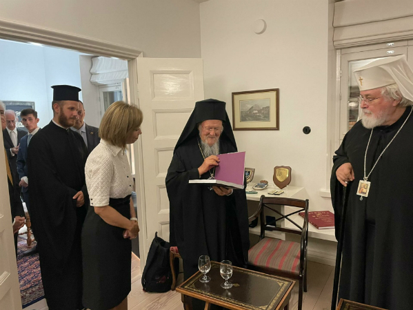 Πλήθος πιστών στην Πατριαρχική Θεία Λειτουργία στο Ελσίνκι της Φινλανδίας 