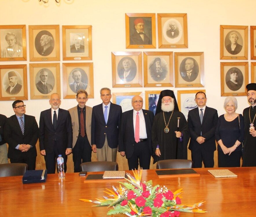 Την 23η Σεπτεμβρίου ε.ε. η ΑΘΜ ο Πάπας και Πατριάρχης Αλεξανδρείας και πάσης Αφρικής κ.κ. Θεόδωρος Β’ εδέχθη στην Πατριαρχική Καθέδρα την επίσκεψη αντιπροσωπείας του Πανεπιστημίου Πάτρων, αποτελουμένης από τον Πρύτανη, Ελλογιμ. Καθηγητή κ.Χρήστο Μπούρα, τον Αντιπρύτανη, Ελλογιμ. Καθηγητή κ.Διονύσιο Μαντζαβίνο και τον Γενικό Διευθυντή Οικονομικών Υποθέσεων και Φοιτητικής Μέριμνας κ.Χαράλαμπο Ροδόπουλο. Την ως άνω αντιπροσωπεία συνόδευε ο Εξοχ. Καθηγητής κ.Άγγελος Συρίγος, Βουλευτής Α’ Αθηνών, πρώην Υφυπουργός Παιδείας, Κατά την προσφώνησή του ο Μακαριώτατος ανεφέρθη στο ένδοξο θεολογικό παρελθόν της Αλεξανδρινής Εκκλησίας, ως και στο σύγχρονο ιεραποστολικό και ανθρωπιστικό έργο Της, ενώ ο κ.Πρύτανης ανέπτυξε εκτενώς το ακαδημαϊκό έργο του Πανεπιστημίου Πάτρων και το όραμα της επιστημονικής δράσης που αυτό θα αναπτύξει στην Πόλη του Μ.Αλεξάνδρου. Ακόμη, εξεδήλωσε το δέος των μελών της αντιπροσωπείας για το γεγονός ότι ευρίσκονται στην Θεοβάδιστη Αίγυπτο, στη χώρα των Αγίων Πατέρων και των αρχαίων επιστημόνων και φιλοσόφων. Ακολούθησε ανταλλαγή αναμνηστικών δώρων, ως και περιήγηση στους χώρους του Πατριαρχείου. Κατά την επίσκεψη παρέστησαν ο Σεβ. Μητροπολίτης Ναυκράτιδος κ.Παντελεήμων, Αρχιγραμματεύς της Αγίας και Ιεράς Συνόδου του Πατριαρχείου και ο Σεβ. Μητροπολίτης Πηλουσίου κ.Νάρκισσος, Πατριαρχικός Επίτροπος Αλεξανδρείας. Σημειώνεται ότι το απόγευμα της προηγουμένης, 22ας Σεπτεμβρίου, ο Μακαριώτατος παρέστη στους χώρους της Ελληνικής Κοινότητος Αλεξανδρείας (Ε.Κ.Α.), όπου χαιρέτησε και πατρικώς επευλόγησε την υπογραφή Μνημονίου Συνεργασίας μεταξύ του Πανεπιστημίου Πατρών και της εξονομασθείσης Πρεσβυγενούς Κοινότητος, διά του Πρυτάνεως κ.Χρήστου Μπούρα και του Προέδρου της ΕΚΑ κ.Ανδρέα Βαφειάδη. «Το Μνημόνιο, το οποίο τελεί υπό την αιγίδα του Εξοχ.Πρόεδρου της Βουλής των Ελληνων, πιστεύουμε ότι θα συμβάλει ιδιαίτερα στον τομέα των συνεργασιών της Κοινότητός μας, προσδίδοντας ιδιαίτερη αίγλη μέσω της πανεπιστημιακής εκπαιδευτικής αναβάθμισης», επεσήμανε η ΑΘΜ. Ο Εξοχ. πρώην Υφυπουργός Παιδείας, Βουλευτής κ. Άγγελος Συρίγος, ως εκπρόσωπος του Προέδρου της Βουλής, ανέφερε, ότι « το όλο εγχείρημα το αγκάλιασε η Βουλή των Ελλήνων και αυτό από μόνο του προσδίδει ιδιαίτερη δυναμική στην προσπάθεια των συντελεστών που είναι η Ελληνική Κοινότητα Αλεξανδρείας και το Πανεπιστήμιο Πατρών». Ακόμη, εξήρε την πρωτοβουλία των δύο πλευρών και τόνισε πως η Πολιτεία θα στηρίξει το εγχείρημα αυτό, επ’ ωφελεία της ελληνικής παροικίας πρωτίστως. Στην τελετή υπογραφής παρέστησαν επίσης ο Σεβ. Μητροπολίτης Ναυκράτιδος κ.Παντελεήμων, ο Εξοχ. Πρέσβυς της Ελλάδος στην Αίγυπτο κ. Νικόλαος Παπαγεωργίου, η Πρόεδρος της Κυπριακής Αδελφότητος Αλεξανδρείας κα. Μαρία Φορμόζη, εκπαιδευτικοί και εκπρόσωποι ιστορικών Συλλόγων και παροικιακών φορέων της Μ.Πόλεως.