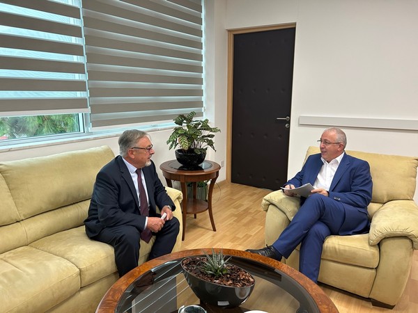 Ο Υπουργός Γεωργίας, Αγροτικής Ανάπτυξης και Περιβάλλοντος κ. Πέτρος Ξενοφώντος είχε σήμερα στο γραφείο του συνάντηση με τον Πρέσβη της Τσεχίας στην Κύπρο κ. Vladimir Nemec. Κατά τη συνάντηση, η οποία πραγματοποιήθηκε σε εγκάρδιο κλίμα, δόθηκε η ευκαιρία να επιβεβαιωθούν οι διαχρονικά εξαίρετες σχέσεις των δύο χωρών, καθώς και να συζητηθούν θέματα κοινού ενδιαφέροντος για περαιτέρω ενίσχυση της άριστης σχέσης με την Τσεχία. Συγκεκριμένα, ο κ. Ξενοφώντος ενημέρωσε τον κ. Nemec για το αντίκτυπο της κλιματικής αλλαγής στην ποιότητα και διαθεσιμότητα των υδάτινων πόρων, όχι μόνο στην περιοχή της Μεσογείου, όπου βρίσκεται η Κύπρος, αλλά και στην κεντρική Ευρώπη, όπου βρίσκεται η Τσεχία. Η Κύπρος διαχρονικά εφαρμόζει πολιτικές χρηστής διαχείρισης του νερού καθώς και μέτρα που στοχεύουν στην αύξηση της διαθεσιμότητας νερού και της ασφάλειας του νερού. Στόχος είναι η ικανοποίηση της ζήτησης νερού για οικιακές, γεωργικές, βιομηχανικές, περιβαλλοντικές και άλλες χρήσεις, στο μέγιστο δυνατό βαθμό, είπε ο κ. Ξενοφώντος. Συζητήθηκε, επίσης, η πρόσφατη συμμετοχή του Ινστιτούτου Γεωργικών Ερευνών του Υπουργείου Γεωργίας, Αγροτικής Ανάπτυξης και Περιβάλλοντος στο πρόγραμμα «Καινοτόμα και Βιώσιμα Μέτρα Διατήρησης του Νερού στο Γεωργικό Τοπίο - AGRIWATER (ERASMUS+)», το οποίο συντόνισε ο Σύνδεσμος Ιδιωτικής Γεωργίας της Τσεχικής Δημοκρατίας, καθώς και πιθανή συνεργασία του Ινστιτούτου με το Πανεπιστήμιο του Καρόλου, το οποίο αποτελεί ένα από τα παλαιότερα πανεπιστήμια στην Ευρώπη. Από την πλευρά του, ο κ. Nemec εξέφρασε την ευαρέσκειά του και την επιθυμία του για ενδυνάμωση της συνεργασίας και επέκταση της σε νέους τομείς και ευχαρίστησε τον Υπουργό για την εποικοδομητική συνάντηση και συνεργασία.