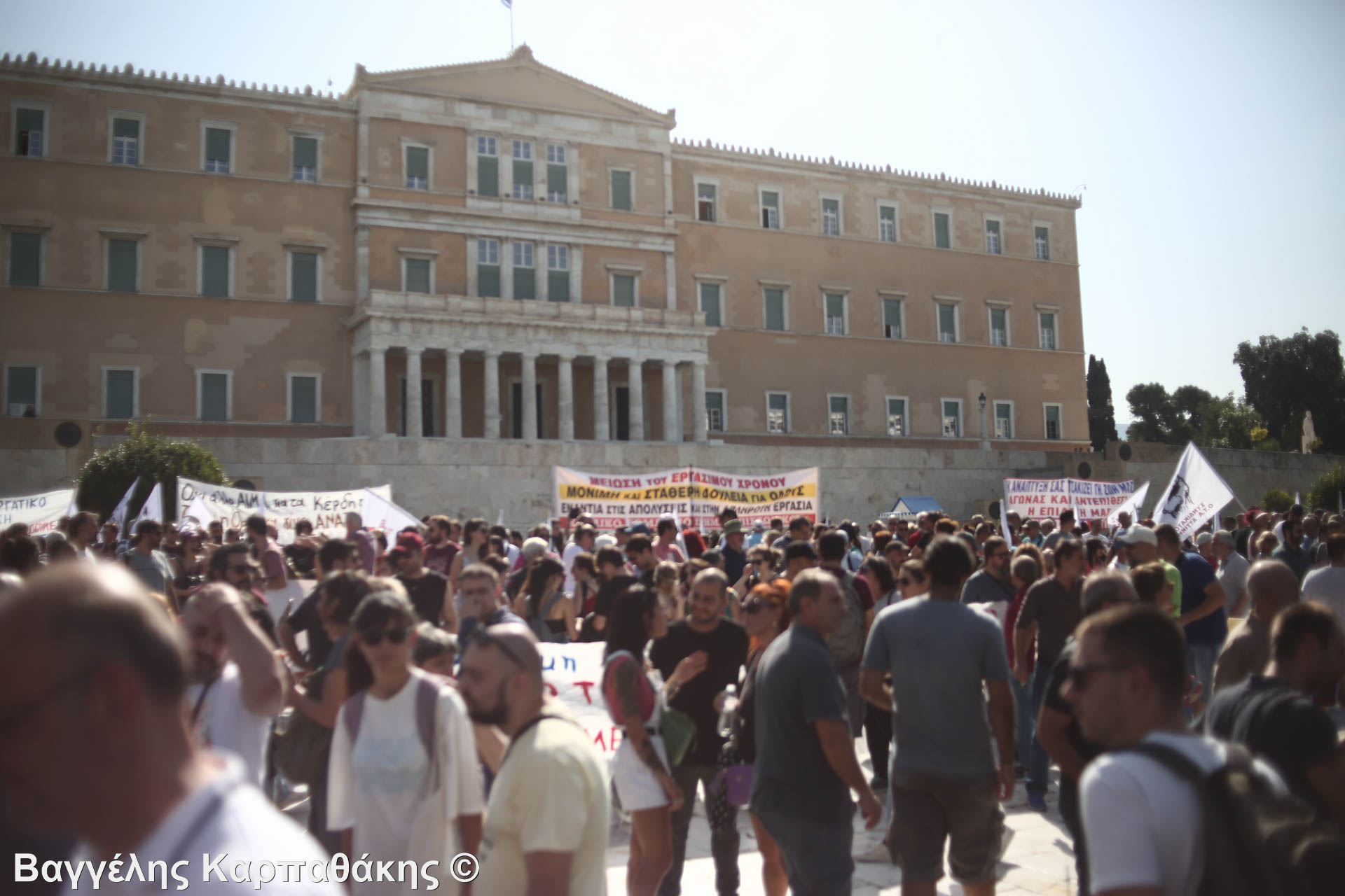 ΦΩΤΟΡΕΠΟΡΤΑΖ: Εκατοντάδες διαδηλωτές στο κέντρο της Αθήνας ενάντια στο εργασιακό νομοσχέδιο της Κυβέρνησης