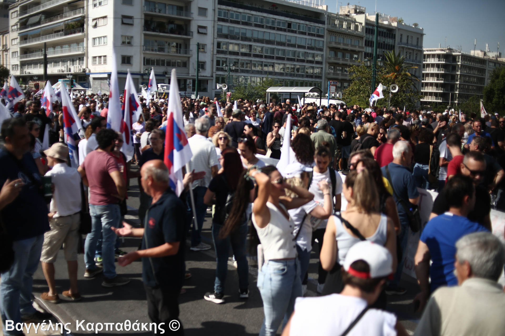 ΦΩΤΟΡΕΠΟΡΤΑΖ: Εκατοντάδες διαδηλωτές στο κέντρο της Αθήνας ενάντια στο εργασιακό νομοσχέδιο της Κυβέρνησης