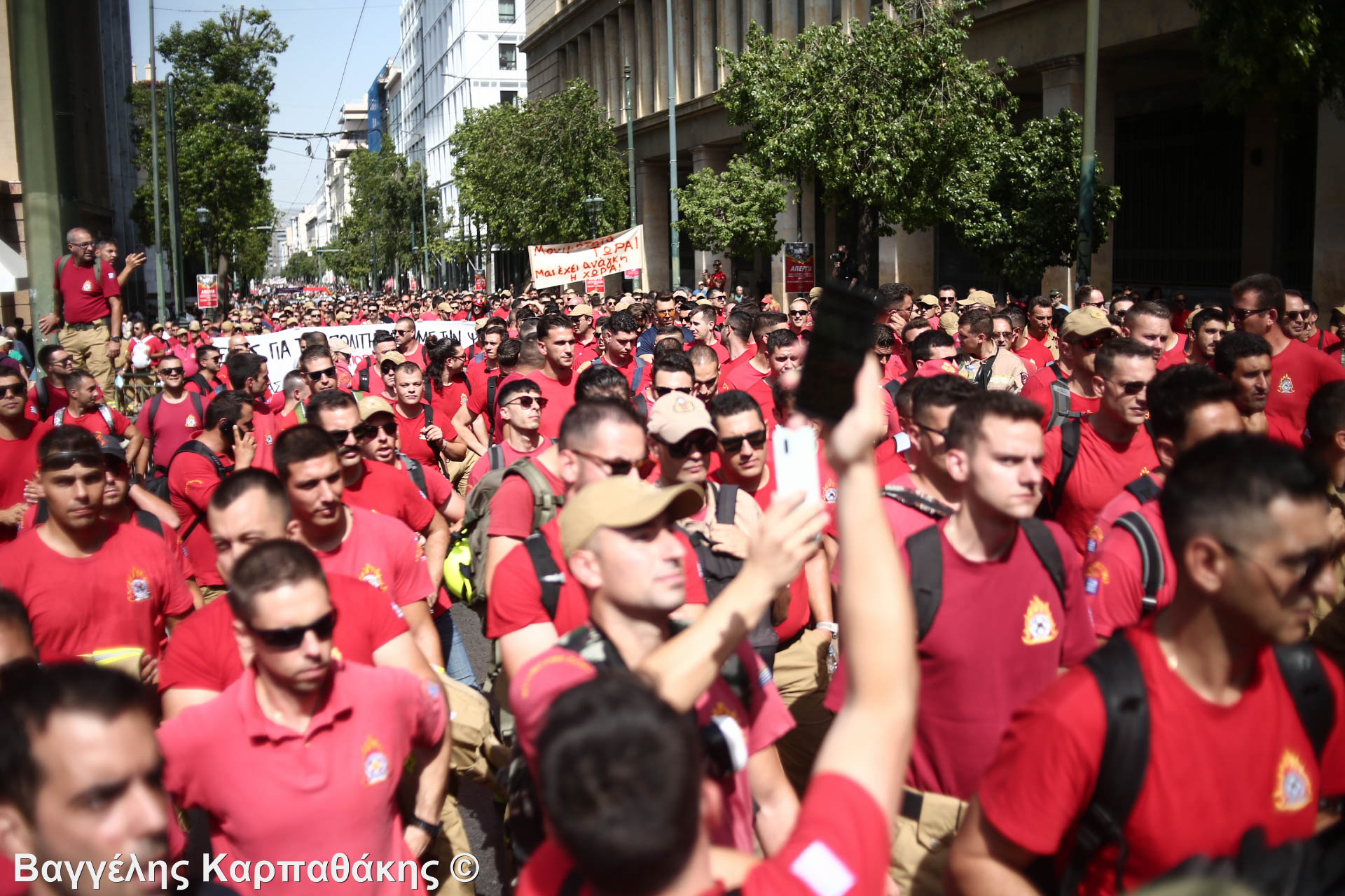 ΦΩΤΟΡΕΠΟΡΤΑΖ: Εκατοντάδες διαδηλωτές στο κέντρο της Αθήνας ενάντια στο εργασιακό νομοσχέδιο της Κυβέρνησης