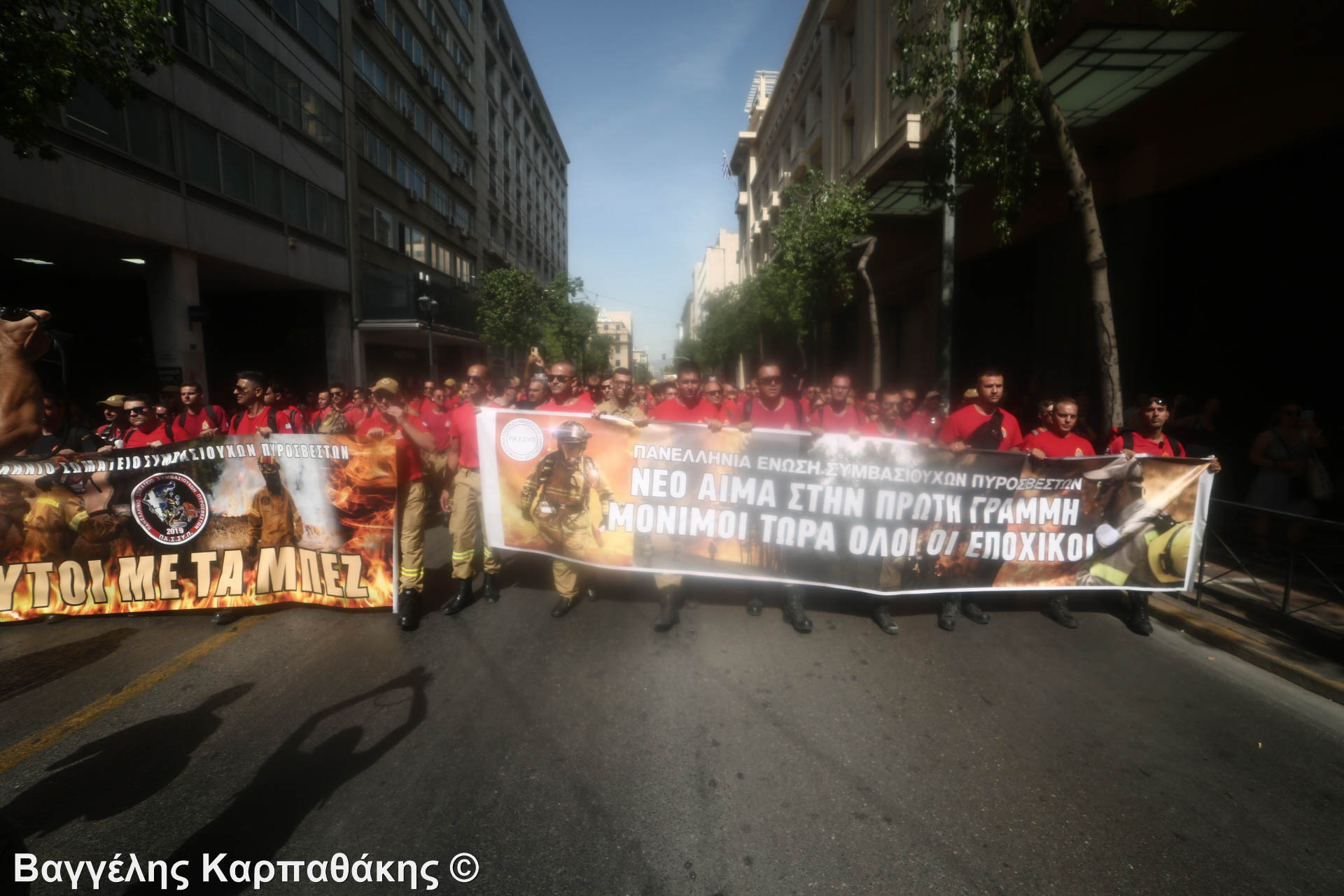 ΦΩΤΟΡΕΠΟΡΤΑΖ: Εκατοντάδες διαδηλωτές στο κέντρο της Αθήνας ενάντια στο εργασιακό νομοσχέδιο της Κυβέρνησης