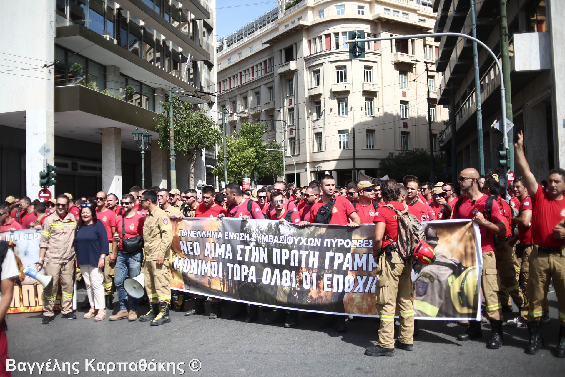 ΦΩΤΟΡΕΠΟΡΤΑΖ: Εκατοντάδες διαδηλωτές στο κέντρο της Αθήνας ενάντια στο εργασιακό νομοσχέδιο της Κυβέρνησης