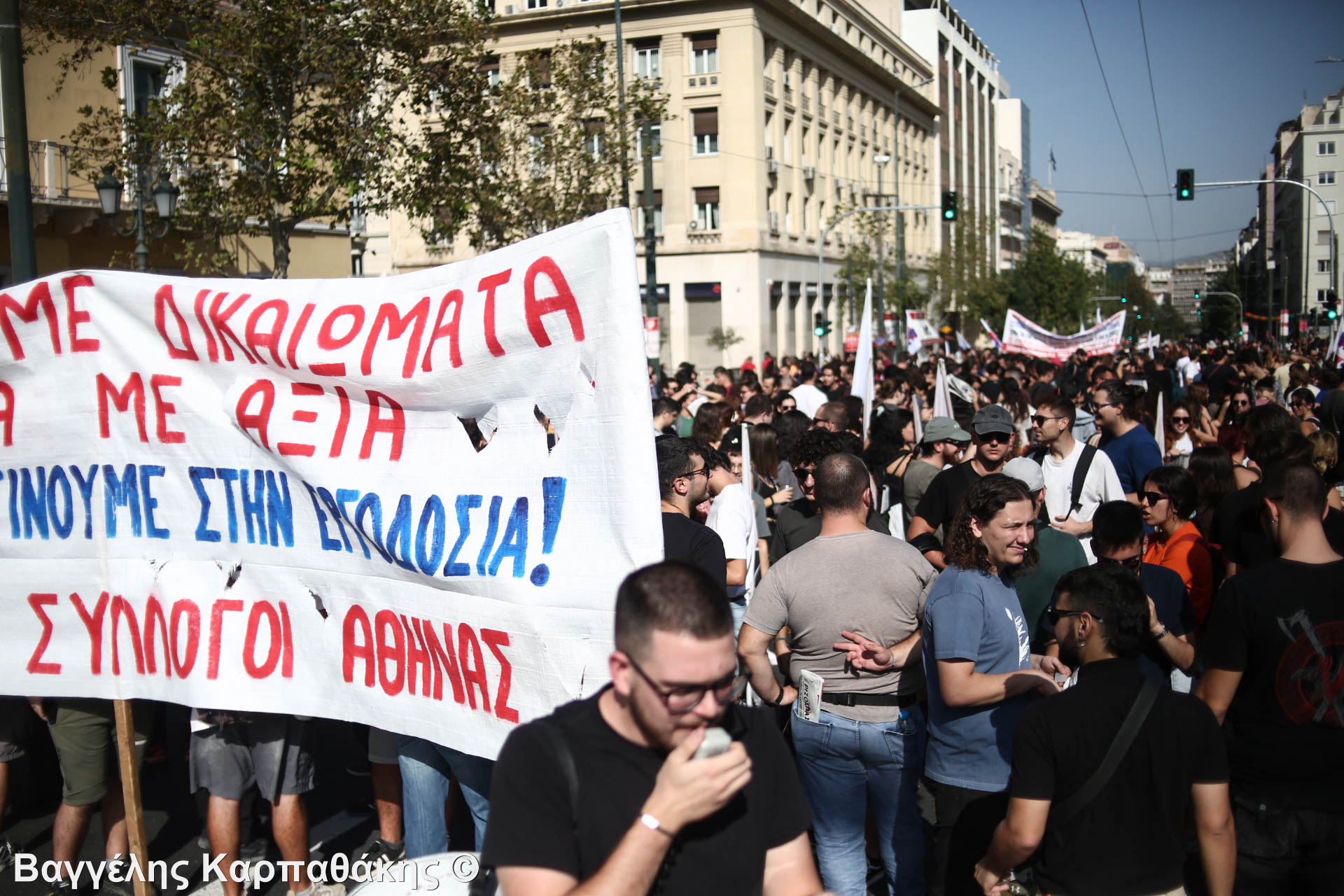 ΦΩΤΟΡΕΠΟΡΤΑΖ: Εκατοντάδες διαδηλωτές στο κέντρο της Αθήνας ενάντια στο εργασιακό νομοσχέδιο της Κυβέρνησης
