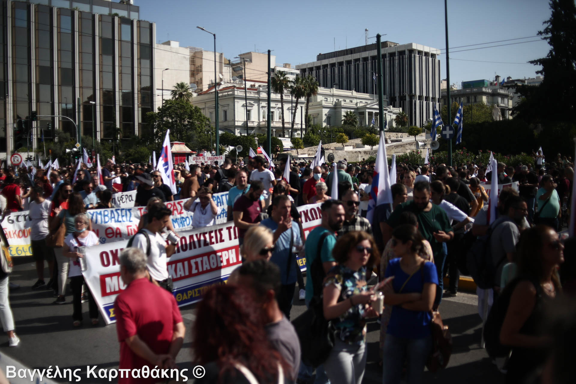 ΦΩΤΟΡΕΠΟΡΤΑΖ: Εκατοντάδες διαδηλωτές στο κέντρο της Αθήνας ενάντια στο εργασιακό νομοσχέδιο της Κυβέρνησης