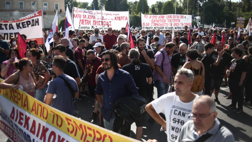 ΦΩΤΟΡΕΠΟΡΤΑΖ: Εκατοντάδες διαδήλωσαν στο κέντρο της Αθήνας ενάντια στο εργασιακό νομοσχέδιο της Κυβέρνησης