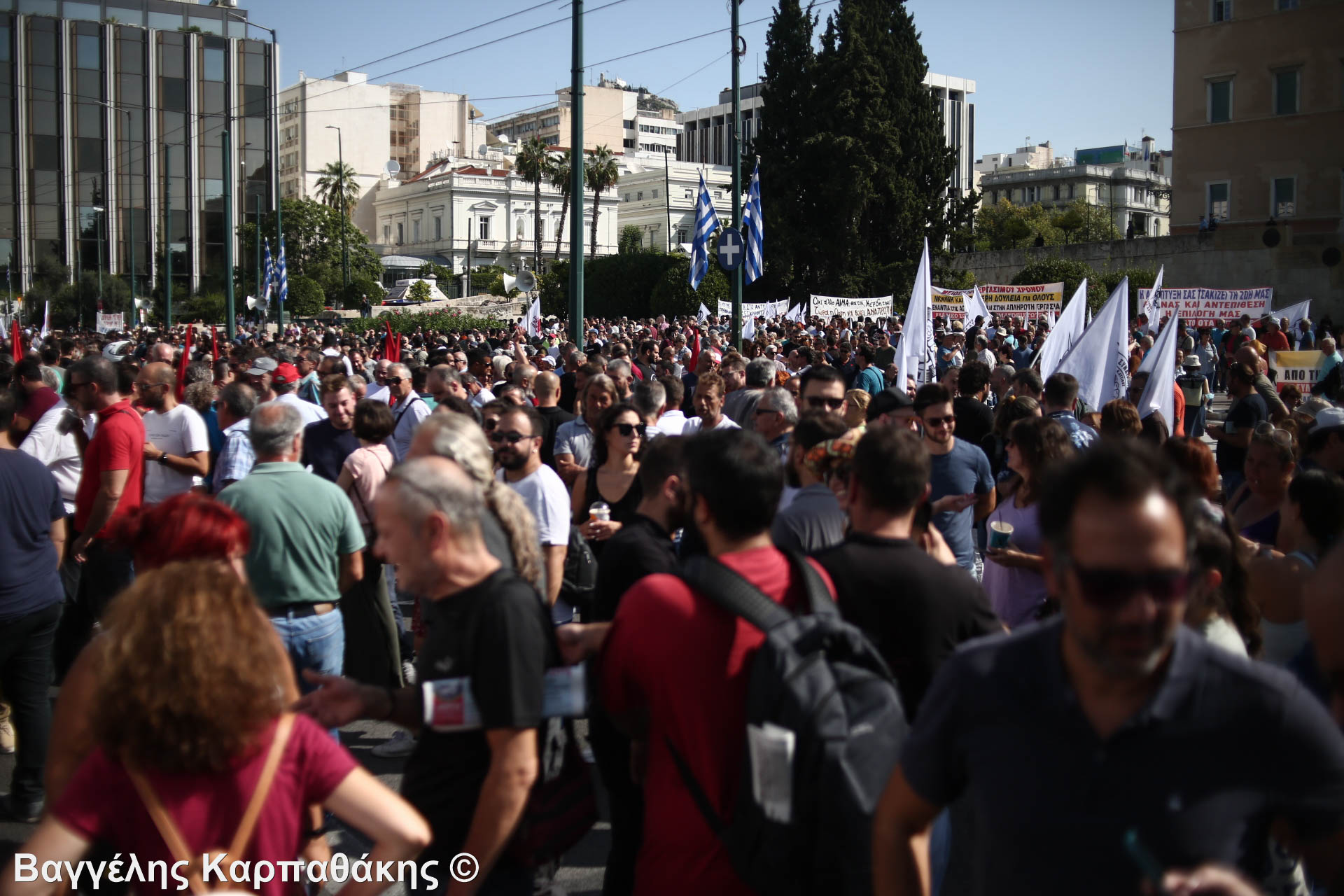 ΦΩΤΟΡΕΠΟΡΤΑΖ: Εκατοντάδες διαδηλωτές στο κέντρο της Αθήνας ενάντια στο εργασιακό νομοσχέδιο της Κυβέρνησης