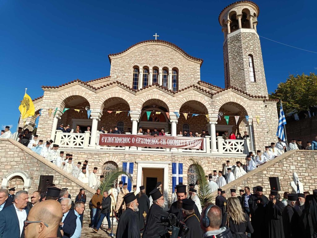 Με επισημότητα η ενθρόνιση του νέου Μητροπολίτη Παραμυθίας Σεραπίωνα