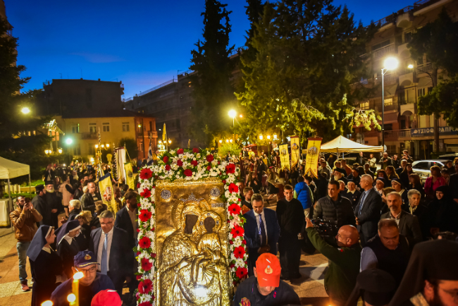 Πάνδημος υποδοχή της ιεράς εικόνος της Θεοτόκου της «Εικοσιφοινίσσης» στις Σέρρες