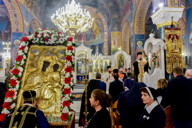 Πάνδημος υποδοχή της ιεράς εικόνος της Θεοτόκου της «Εικοσιφοινίσσης» στις Σέρρες