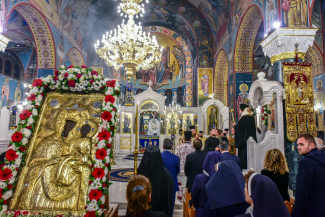 Πάνδημος υποδοχή της ιεράς εικόνος της Θεοτόκου της «Εικοσιφοινίσσης» στις Σέρρες