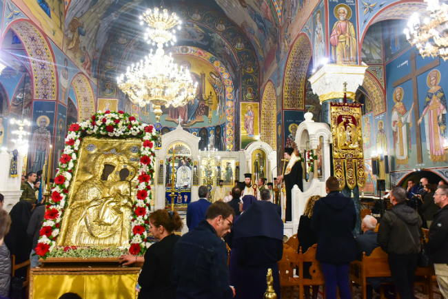 Πάνδημος υποδοχή της ιεράς εικόνος της Θεοτόκου της «Εικοσιφοινίσσης» στις Σέρρες
