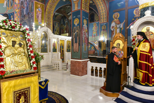 Πάνδημος υποδοχή της ιεράς εικόνος της Θεοτόκου της «Εικοσιφοινίσσης» στις Σέρρες