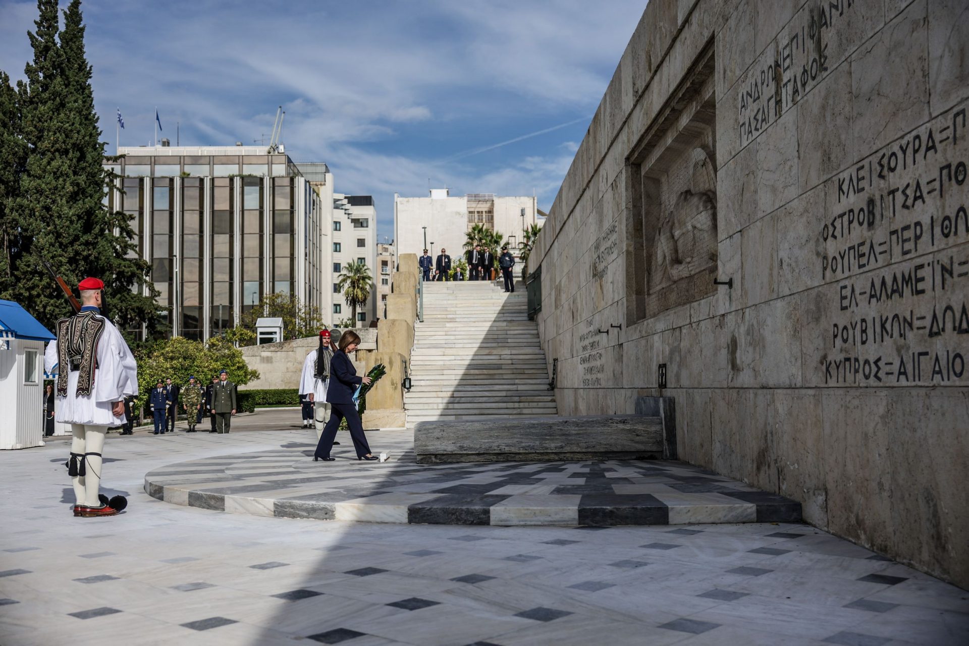 Στεφάνι στο μνημείο του Αγνώστου Στρατιώτη κατέθεσε η Πρόεδρος της Δημοκρατίας