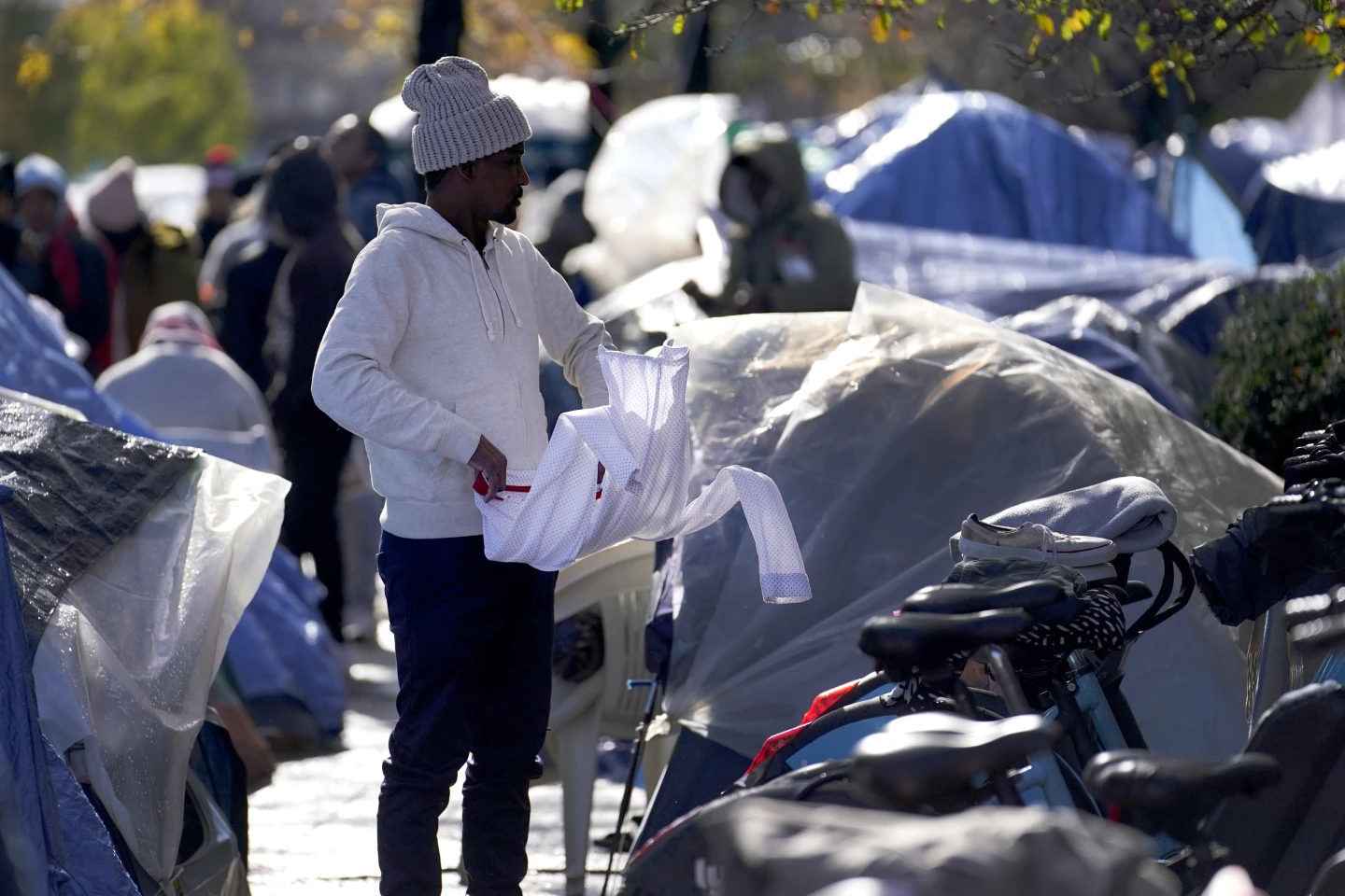 Το Σικάγο και άλλες πόλεις των ΗΠΑ αγωνίζονται να στεγάσουν τους αιτούντες άσυλο καθώς πλησιάζει ο χειμώνας