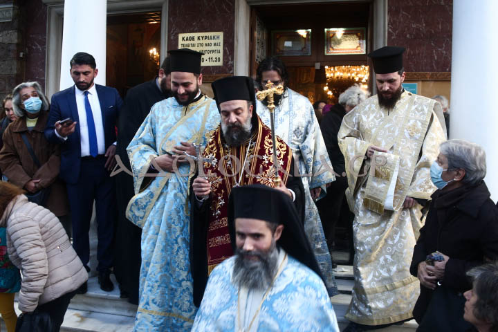 Ο Μητροπολίτης Θήρας Αμφιλόχιος στην Ιερά Λιτάνευση της Εικόνας του Αγίου Νικολάου στη Καλλιθέα (Φωτορεπορτάζ) 