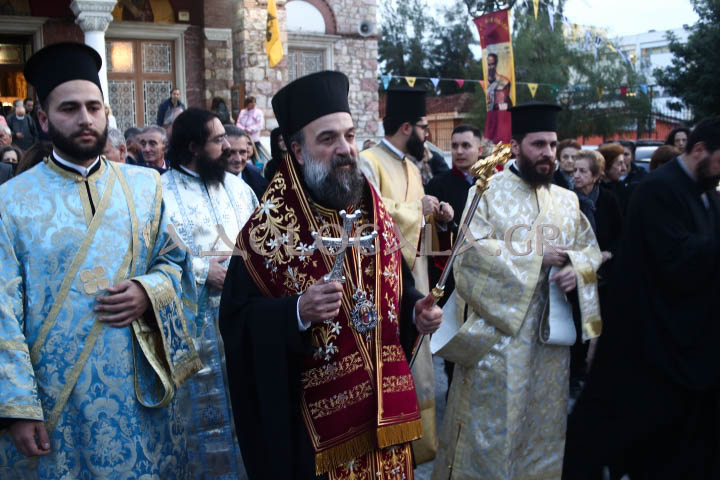 Ο Μητροπολίτης Θήρας Αμφιλόχιος στην Ιερά Λιτάνευση της Εικόνας του Αγίου Νικολάου στη Καλλιθέα (Φωτορεπορτάζ) 