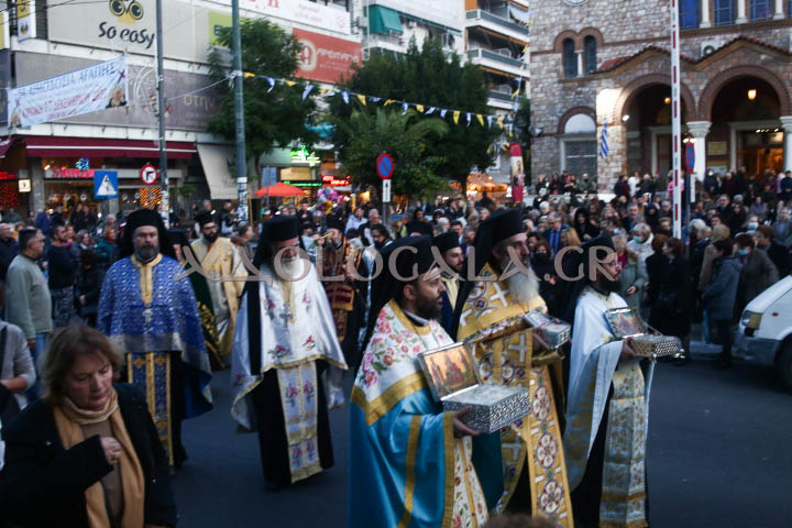 Ο Μητροπολίτης Θήρας Αμφιλόχιος στην Ιερά Λιτάνευση της Εικόνας του Αγίου Νικολάου στη Καλλιθέα (Φωτορεπορτάζ) 
