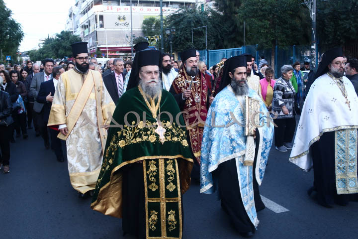 Ο Μητροπολίτης Θήρας Αμφιλόχιος στην Ιερά Λιτάνευση της Εικόνας του Αγίου Νικολάου στη Καλλιθέα (Φωτορεπορτάζ) 