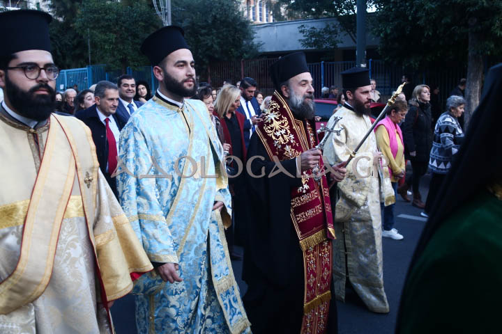 Ο Μητροπολίτης Θήρας Αμφιλόχιος στην Ιερά Λιτάνευση της Εικόνας του Αγίου Νικολάου στη Καλλιθέα (Φωτορεπορτάζ) 
