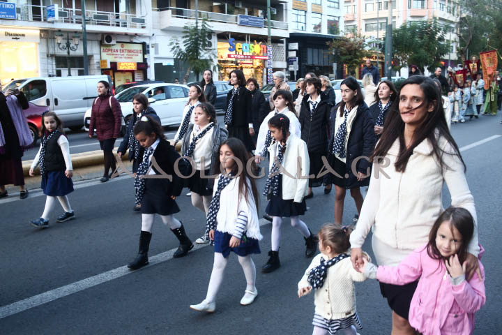 Ο Μητροπολίτης Θήρας Αμφιλόχιος στην Ιερά Λιτάνευση της Εικόνας του Αγίου Νικολάου στη Καλλιθέα (Φωτορεπορτάζ) 