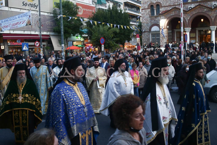 Ο Μητροπολίτης Θήρας Αμφιλόχιος στην Ιερά Λιτάνευση της Εικόνας του Αγίου Νικολάου στη Καλλιθέα (Φωτορεπορτάζ) 