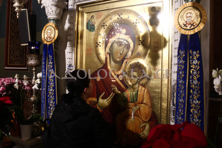 Ο Μητροπολίτης Θήρας Αμφιλόχιος στην Ιερά Λιτάνευση της Εικόνας του Αγίου Νικολάου στη Καλλιθέα (Φωτορεπορτάζ) 