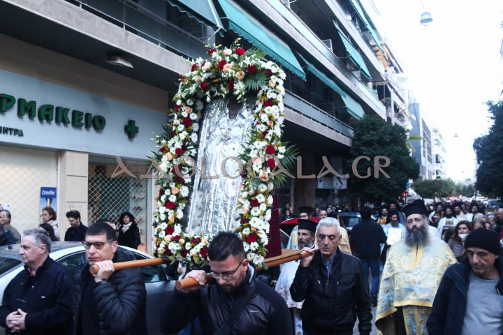 Ο Μητροπολίτης Θήρας Αμφιλόχιος στην Ιερά Λιτάνευση της Εικόνας του Αγίου Νικολάου στη Καλλιθέα (Φωτορεπορτάζ) 
