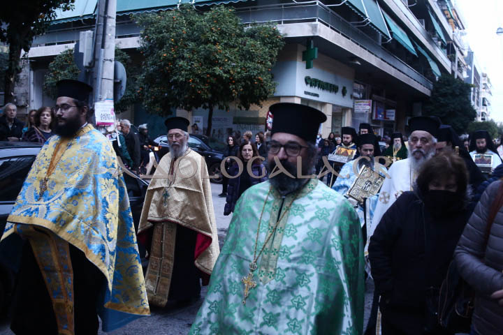 Ο Μητροπολίτης Θήρας Αμφιλόχιος στην Ιερά Λιτάνευση της Εικόνας του Αγίου Νικολάου στη Καλλιθέα (Φωτορεπορτάζ) 