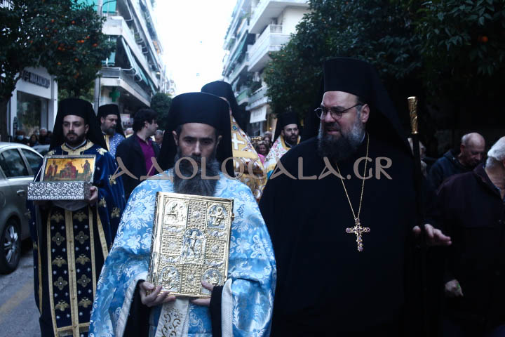 Ο Μητροπολίτης Θήρας Αμφιλόχιος στην Ιερά Λιτάνευση της Εικόνας του Αγίου Νικολάου στη Καλλιθέα (Φωτορεπορτάζ) 