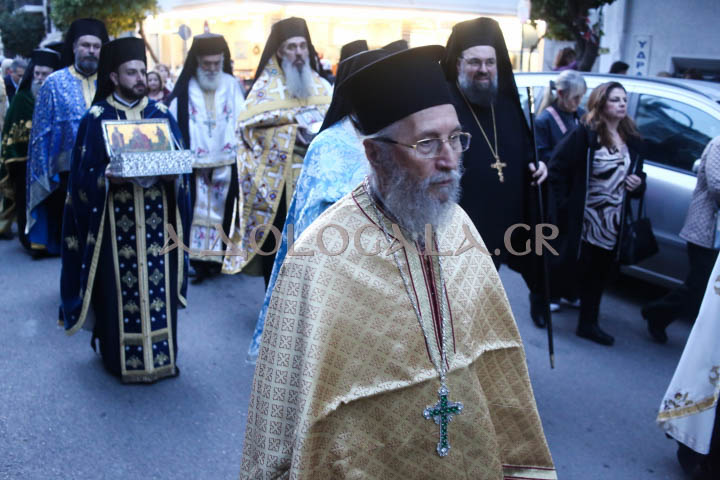 Ο Μητροπολίτης Θήρας Αμφιλόχιος στην Ιερά Λιτάνευση της Εικόνας του Αγίου Νικολάου στη Καλλιθέα (Φωτορεπορτάζ) 