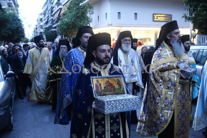 Ο Μητροπολίτης Θήρας Αμφιλόχιος στην Ιερά Λιτάνευση της Εικόνας του Αγίου Νικολάου στη Καλλιθέα (Φωτορεπορτάζ) 