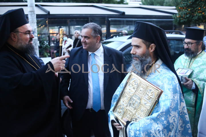 Ο Μητροπολίτης Θήρας Αμφιλόχιος στην Ιερά Λιτάνευση της Εικόνας του Αγίου Νικολάου στη Καλλιθέα (Φωτορεπορτάζ) 