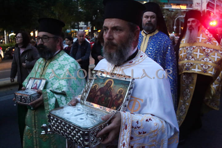 Ο Μητροπολίτης Θήρας Αμφιλόχιος στην Ιερά Λιτάνευση της Εικόνας του Αγίου Νικολάου στη Καλλιθέα (Φωτορεπορτάζ) 