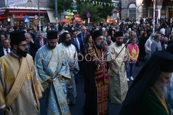 Ο Μητροπολίτης Θήρας Αμφιλόχιος στην Ιερά Λιτάνευση της Εικόνας του Αγίου Νικολάου στη Καλλιθέα (Φωτορεπορτάζ) 