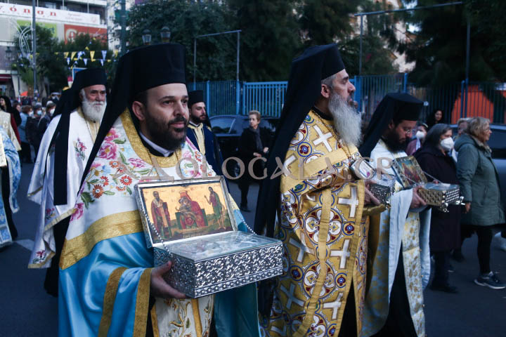 Ο Μητροπολίτης Θήρας Αμφιλόχιος στην Ιερά Λιτάνευση της Εικόνας του Αγίου Νικολάου στη Καλλιθέα (Φωτορεπορτάζ) 