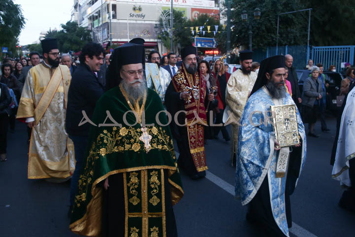 Ο Μητροπολίτης Θήρας Αμφιλόχιος στην Ιερά Λιτάνευση της Εικόνας του Αγίου Νικολάου στη Καλλιθέα (Φωτορεπορτάζ) 