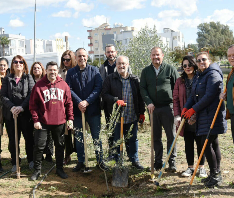 Ελληνοκύπριοι και Τ κ δημοσιογράφοι φύτεψαν δέντρα στην κατεχόμενη Λευκωσία