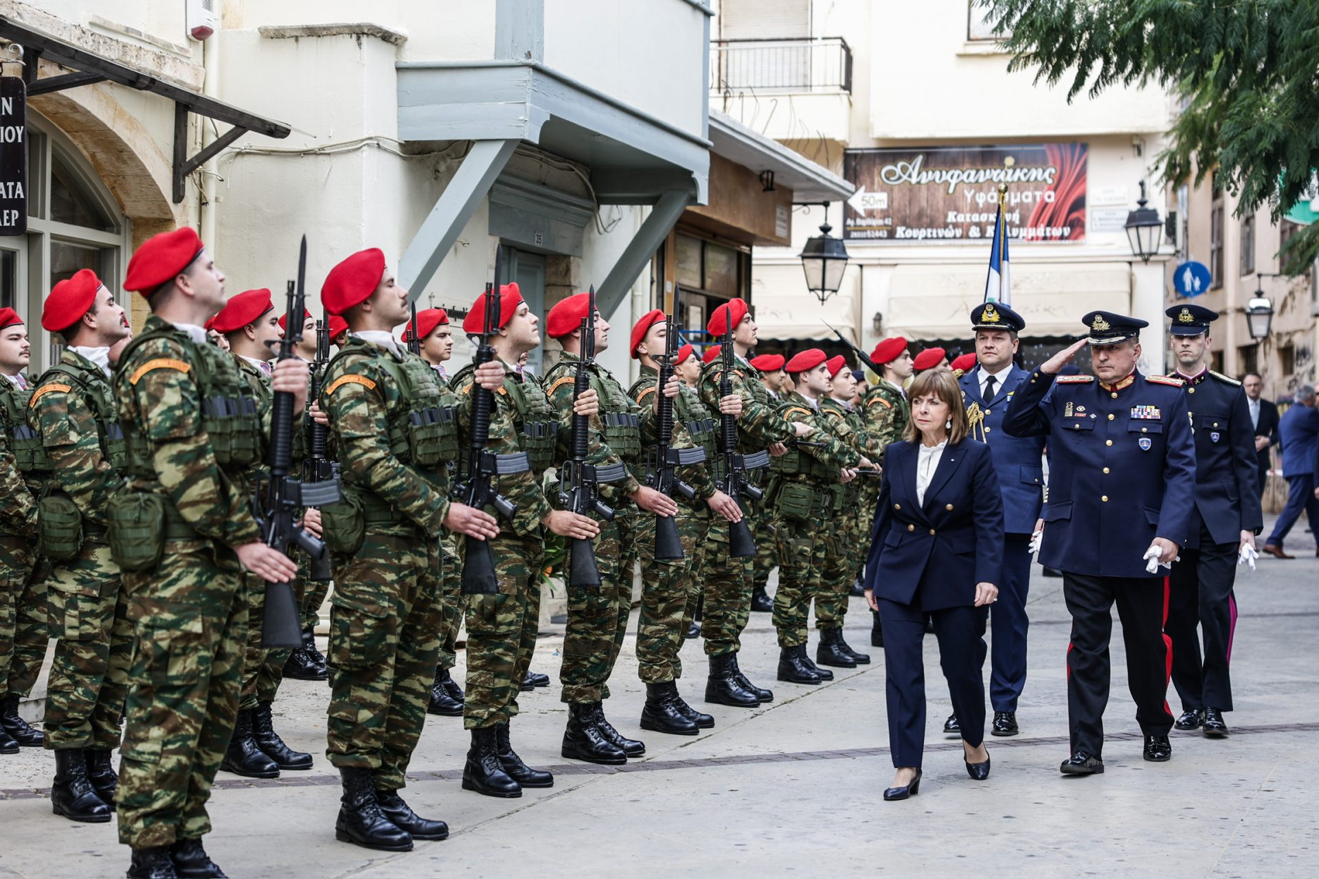 Με ιδιαίτερη λαμπρότητα τελέστηκε ο αγιασμός των υδάτων σε διάφορες περιοχές της χώρας