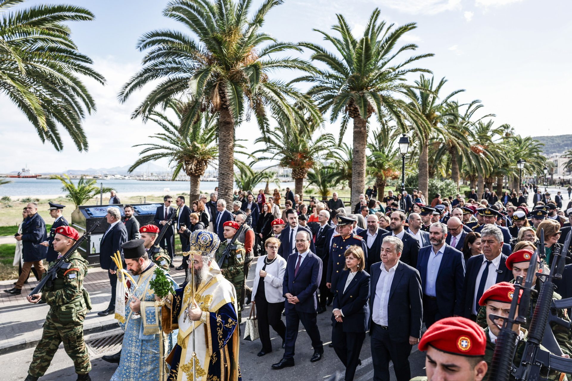 Με ιδιαίτερη λαμπρότητα τελέστηκε ο αγιασμός των υδάτων σε διάφορες περιοχές της χώρας