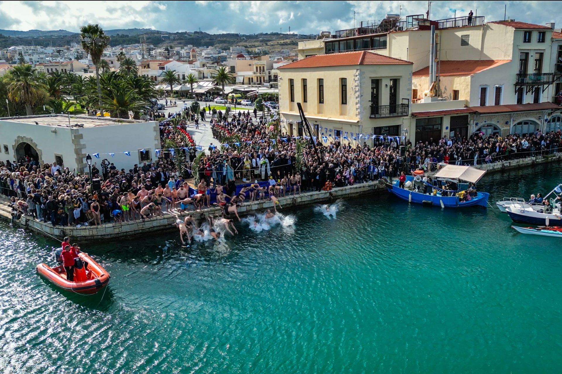 Με ιδιαίτερη λαμπρότητα τελέστηκε ο αγιασμός των υδάτων σε διάφορες περιοχές της χώρας