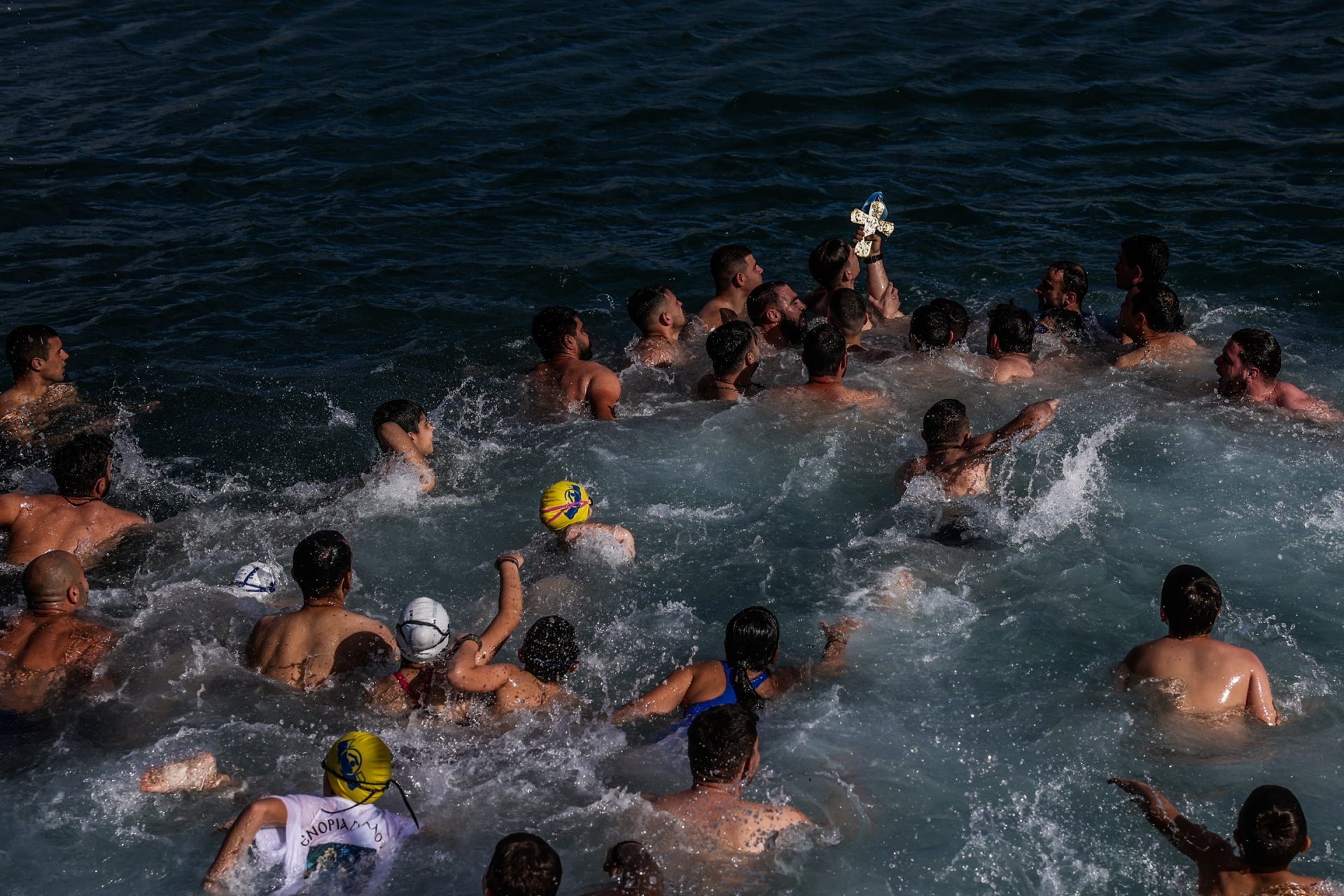 Με ιδιαίτερη λαμπρότητα τελέστηκε ο αγιασμός των υδάτων σε διάφορες περιοχές της χώρας