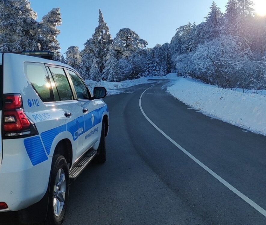 Ανοιχτοί μόνο για οχήματα με αλυσίδες δρόμοι προς Τρόοδος λόγω παγετού