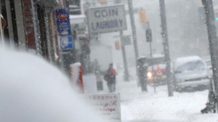 Χιονοθύελλα παρέλυσε τον ανατολικό Καναδά