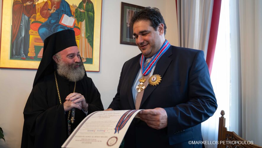 Παρασημοφόρηση του Αν. Υπουργού Εσωτερικών της Ελλάδος Θεόδωρο Λιβάνιο από τον Αρχιεπίσκοπο Αυστραλίας