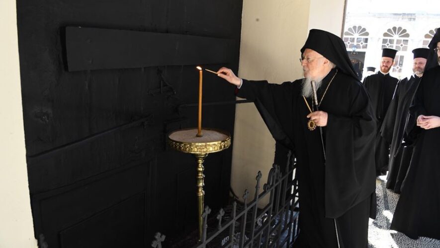 Ο Οικουμενικός Πατριάρχης προσευχήθηκε στον τόπο του μαρτυρίου του προκατόχου του Γρηγορίου του Ε´ oikoumenikos_patriarxis_eidiseis_kleisti_pyli_fanari_grigorios_e